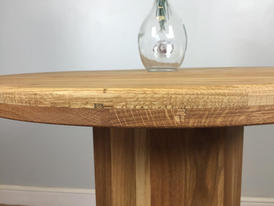 The Quercus Oak Round Table